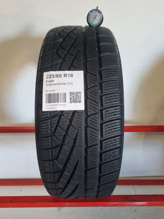 Gomma usata Pirelli SottozeroWinter 210 225/60 R16 Invernale